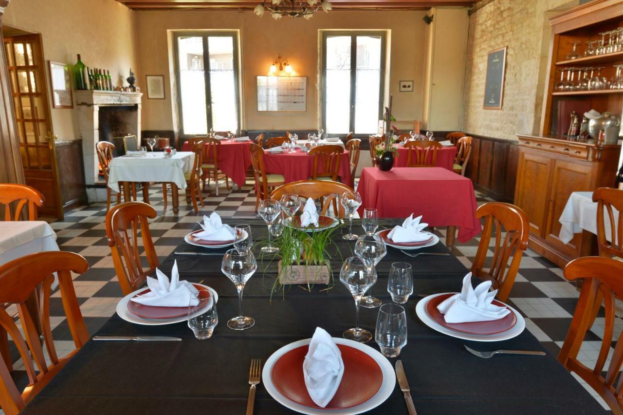 Au Chabichou Hotel Ниор Екстериор снимка